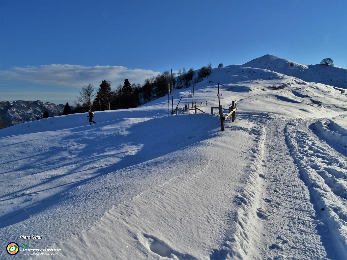 64 Alla Bocchetta di Maesimo (1560 m)  prendiamo a sx il sent. 151 che scende ad Avolasio.JPG